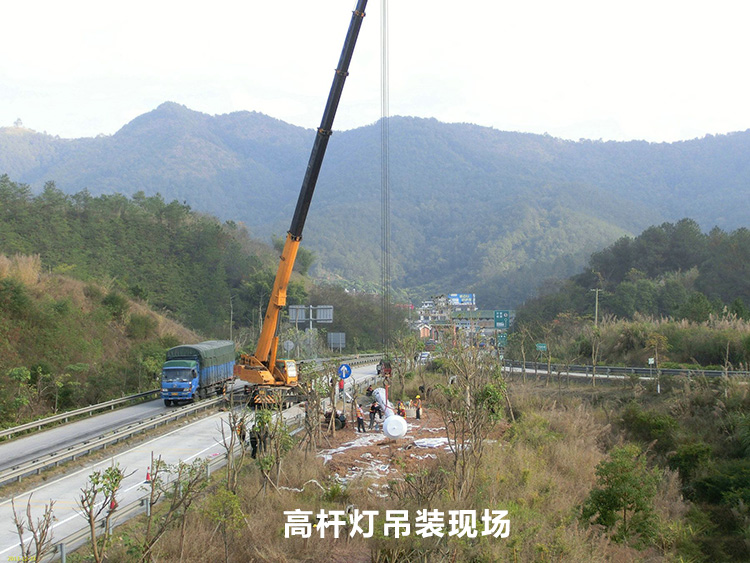 高速公路入口立交30米升降式成版人性视频APP蝴蝶吊裝立杆現場